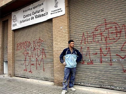 La fachada del Centro Cultural Islámico de Valencia con pintadas ultras alusivas al 11-M.