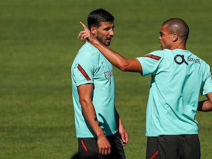 El portugués Pepe (derecha) conversando con el central Rúben Dias en el entrenamiento de la selección portuguesa el pasado 7 de junio.