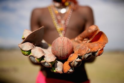 Detalle de una de las pelotas de críquet usadas durante los juegos en Kenia.Estos guerreros masai juegan al críquet ataviados con sus trajes típicos y sus collares de cuentas. Además de jugar, visitan escuelas masai para enseñar a los niños los fundamentos básicos de su deporte y concienciar sobre la la gravedad de la FGM.