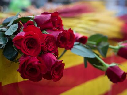 Preparación de rosas en una parada de las Ramblas.