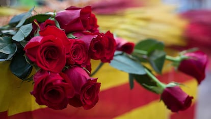 Preparación de rosas en una parada de las Ramblas.