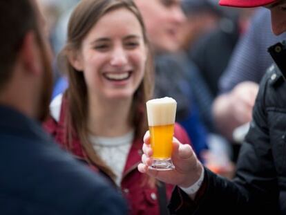 Un grup d'assistents al festival de la cervesa a Chicago el 9 de maig.