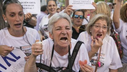 Afectados por el cierre de clínicas de iDental se manifiestan en Madrid el pasado 18 de julio.