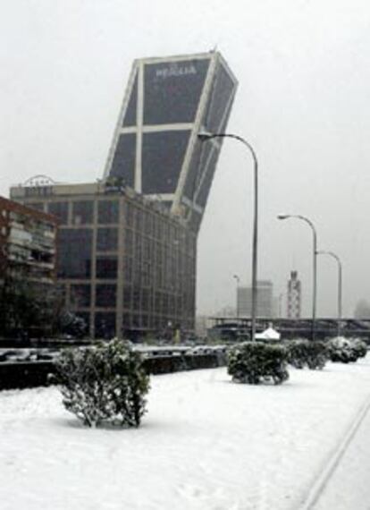 La madrileña Plaza de Castilla, cubierta de nieve.