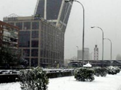 La madrileña Plaza de Castilla, cubierta de nieve.