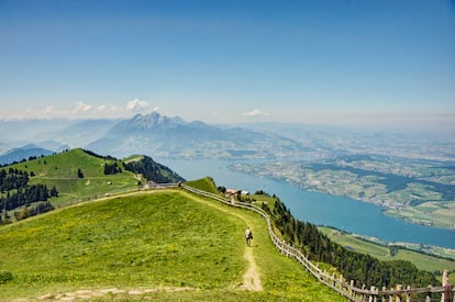 Puede que otras montañas la superen en altura, pero pocas están tan envueltas por la leyenda como el monte Rigi, que se alza sobre el resplandeciente lago de Lucerna. Lo mejor de todo es la espectacular panorámica de 360º sobre los lagos de la Suiza Central y los Alpes del Berner Oberland. Para llegar, solo hay que tomar el tren cremallera, el primero que funcionó en Europa (lo hace desde 1871). El viaje a la reina de las montañas parte desde Vitznau, a orillas del lago de los Cuatro Cantones. En el siglo XIX, Turner pintó el Rigi en sus múltiples facetas y la reina Victoria subió hasta aquí a caballo. El pintor no sabía muy bien qué color elegir para el Rigi, así que pintó la montaña con tres luces distintas para reflejar sus cambios. Los días despejados hay unas vistas imponentes de una serie de picos que incluye a los gigantes Titlis y Jungfrau. Al norte y al oeste se ven Arth-Goldau y el Zurgersee, que se curva alrededor hasta casi tocar Küssnacht y un brazo del lago de Lucerna. Los amaneceres y atardeceres desde la cumbre del Rigi son antológicos.
A todos los viajeros se les recomienda pasar la noche en el hotel instalado en la cima, a 1.800 metros de altitud, para ver el amanecer y divisar, en los días claros, 125 picos alpinos y 13 lagos.