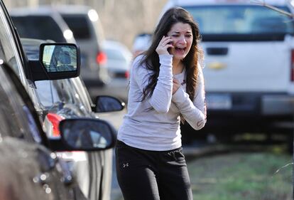 Una mujer, hermana de una profesora, habla desesperada a las puertas del colegio de Newtown.