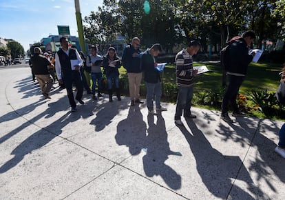 Personas en busca de trabajo en la Feria del Empleo en Toluca (Estado de México), en octubre de 2023.