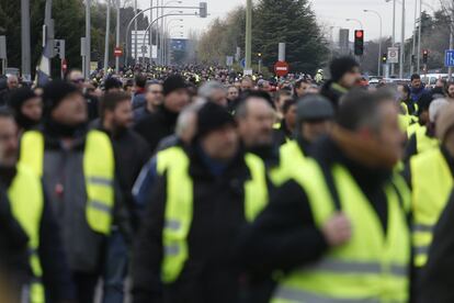 Enfundados en chalecos amarillos, un símbolo de las protestas sociales en Francia, los taxistas mantienen paros indefinidos y amenazan con bloquear las ciudades. Los chalecos amarillos nacieron en París para protestar contra la subida de los combustibles aprobadas por Macron.