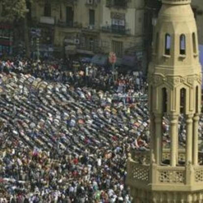 Los manifestantes rezan en la plaza Tahrir (plaza de la Liberación), durante una masiva protesta contra el régimen del presidente Hosni Mubarak