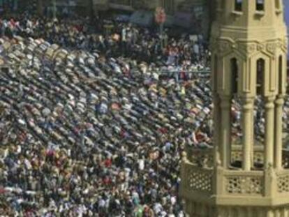 Los manifestantes rezan en la plaza Tahrir (plaza de la Liberación), durante una masiva protesta contra el régimen del presidente Hosni Mubarak