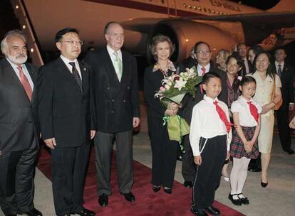 Don Juan Carlos y doña Sofía, a su llegada al aeropuerto de Hongqiao (Shanghai).