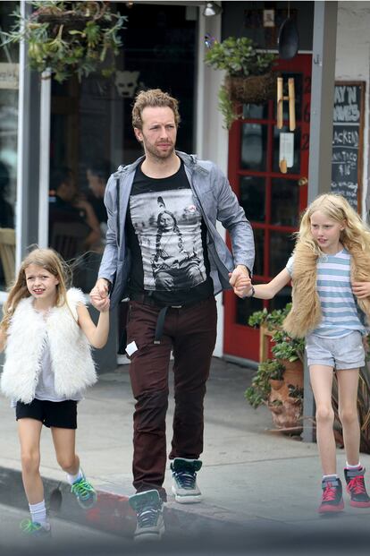 Apple, con nueve años, y Moses, de siete, tienen un gran parecido con sus padres, la actriz Gwyneth Paltrow y Chris Martin, cantante de Coldplay.