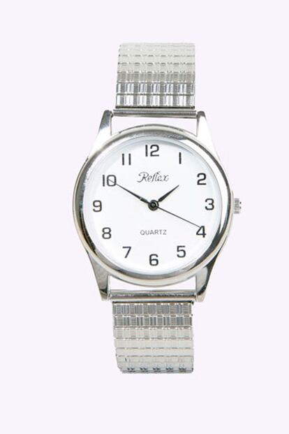 Reloj con esfera blanca y correa plateada de Urban Outfitters (26 euros).