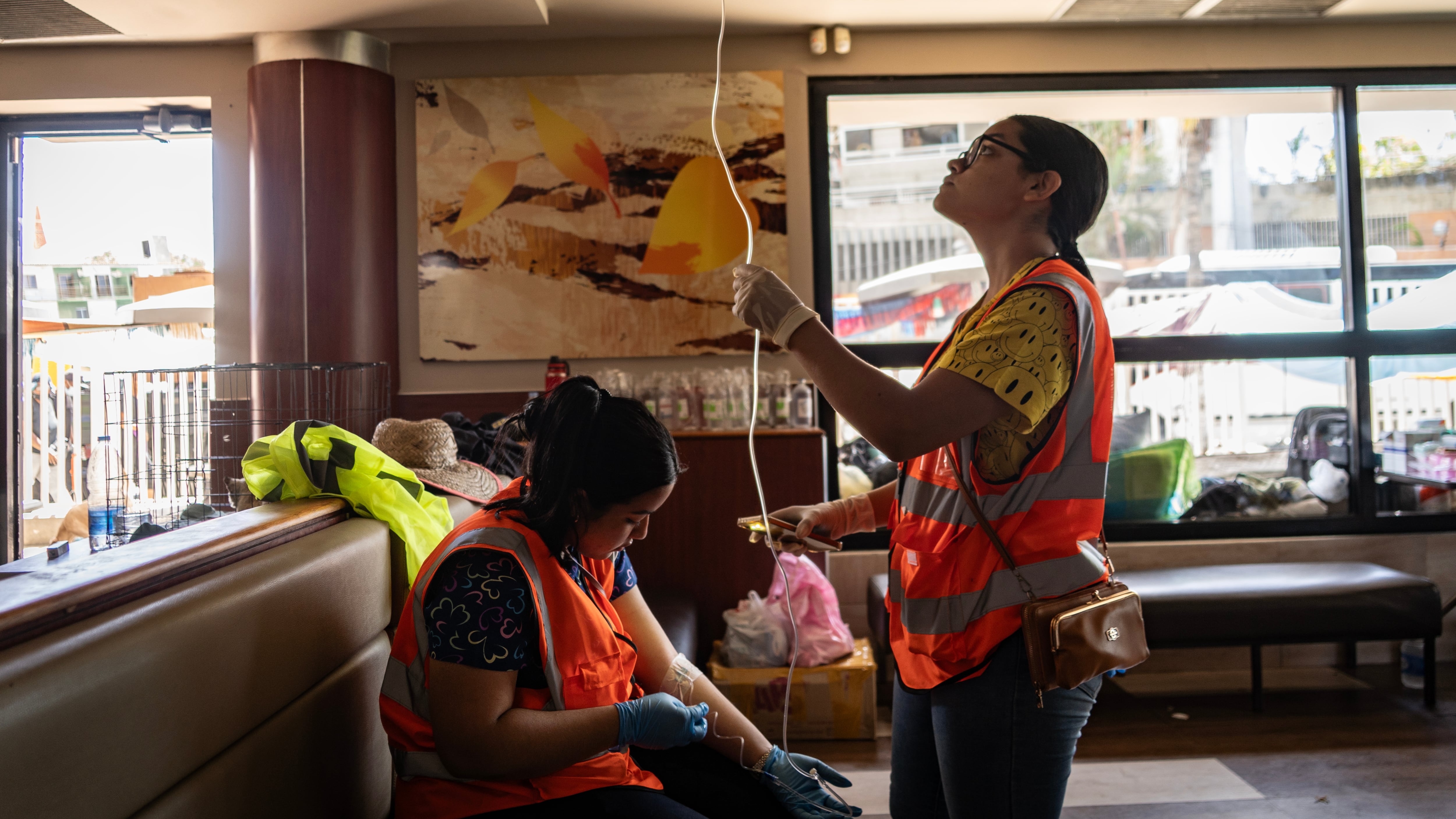 Un McDonald’s convertido en hospital: la improvisación y el desamparo marcan la primera semana del terremoto en Venezuela