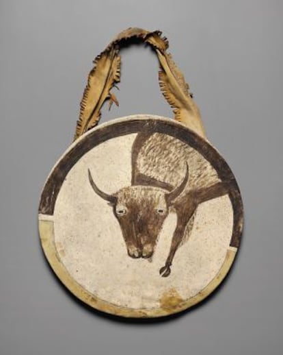 Escudo con espíritu guardián búfalo, de 1850, de la tribu Arikara. Pincha la imagen para ver las piezas del Metropolitan.