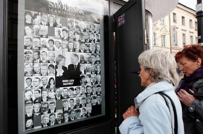 Dos mujeres miran un cartel con la imagen del presidente Lech Kaczynsk y su esposa, junto a los retratos de las otras víctimas del accidente de avión en Rusia.