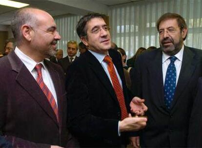 El secretario general del PSE, Patxi López (centro), con el portavoz parlamentario José Antonio Pastor (izquierda), durante el 27º aniversario de la Constitución.