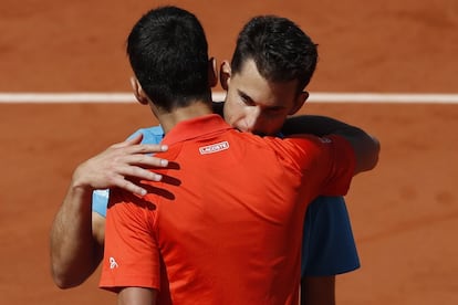 Novak Djokovic (de espalda) felicita a Dominic Thiem por su victoria.