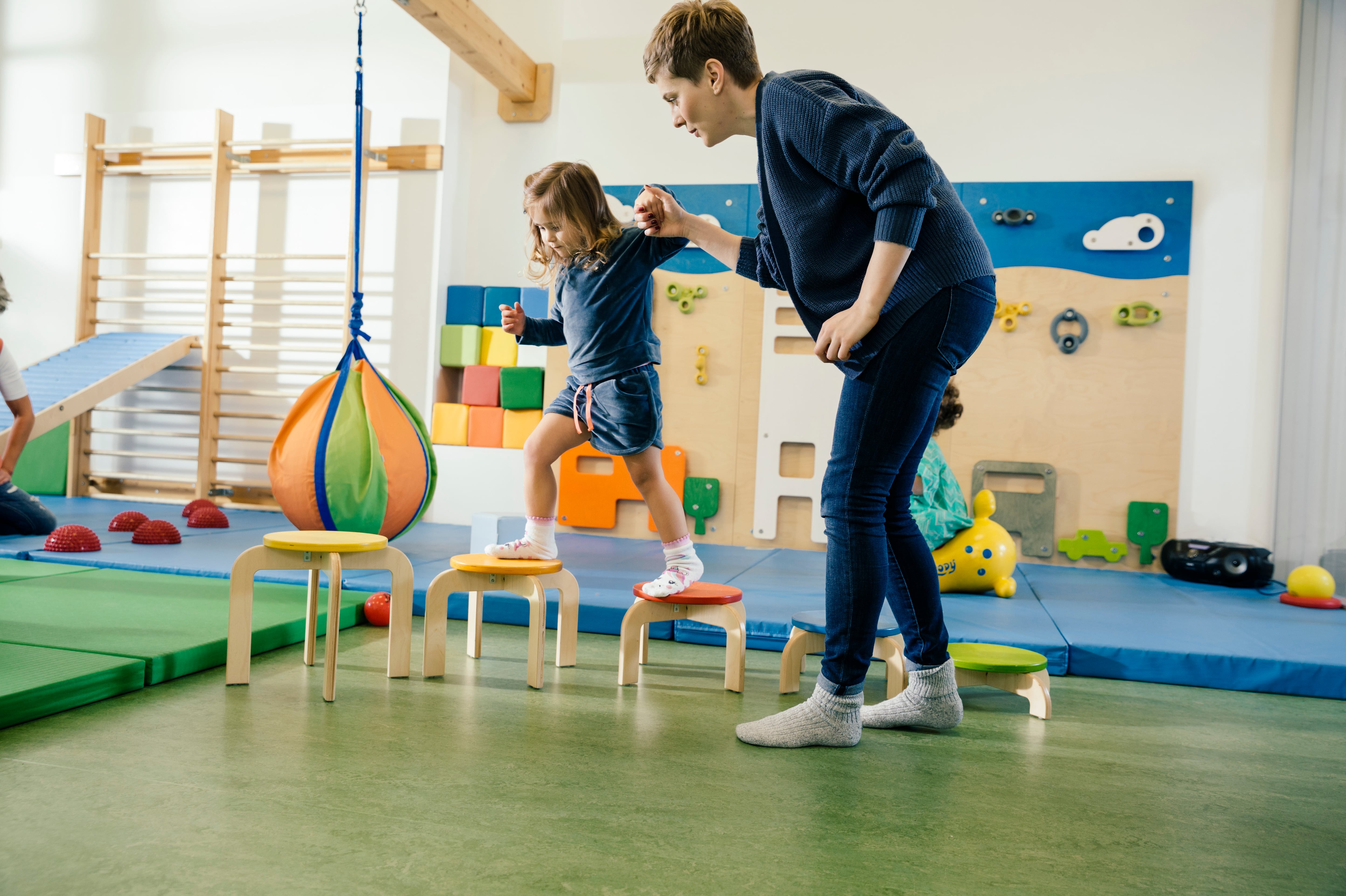 Jugar, caer, probar: qué enseña un aula de psicomotricidad