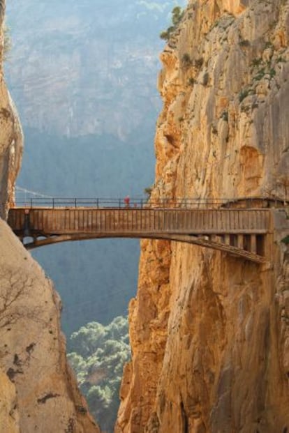 El acueducto e Eugenio Rivera (1903), símbolo del Caminito del Rey, a 105 metros de altura.