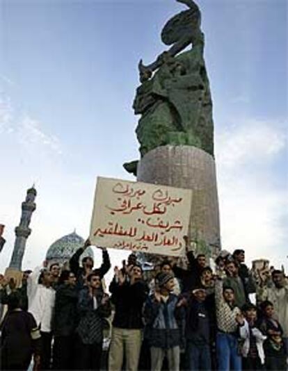 Varios iraquíes se manifestaban en la plaza del Paraíso, donde se alzaba una estatua de Sadam.