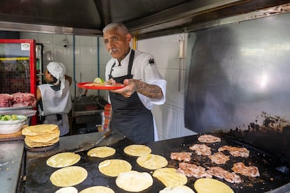 Un cocinero en la parrilla del Califa de León, en la colonia San Rafael en Ciudad de México.