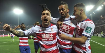 El centrocampista Mehdi Carcela, nacido en Bélgica y nacionalizado Marroquí, celebra con sus compañeros un gol marcado al Betis