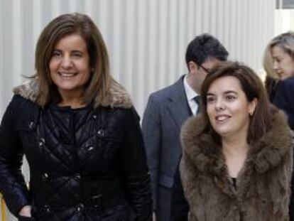 La vicepresidenta del Gobierno, Soraya Sáenz de Santamaría (d), y la ministra de Trabajo, Fátima Báñez, al término de la sesión matinal del pleno celebrado en el Congreso donde hoy se ha aprobado definitivamente los presupuestos generales del Estado para 2013.