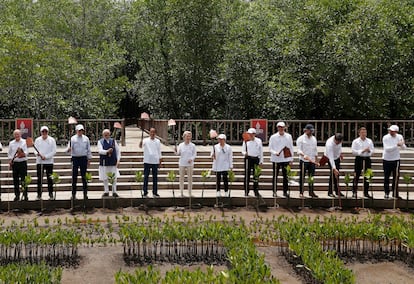 Líderes del G-20 participan en un acto de plantación de manglares en el Parque Forestal Tahura Ngurah Rai de Bali, este miércoles.