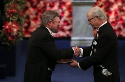 John Michael Kosterlitz tras recibir el Nobel de Física.