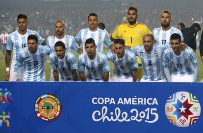El once inicial de la selección argentina posa antes del partido.