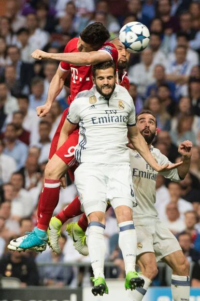 Robert Lewandowski (izquierda) saltan junto con Dani Carvajal para golpear el balón.