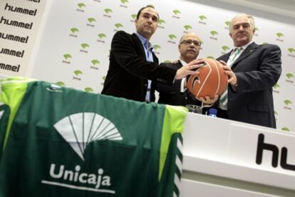 El nuevo entrenador del Unicaja Baloncesto, Chus Mateo, junto al presidente del Unicaja Baloncesto, Eduardo García y el director deportivo Manolo Rubia