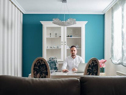 Gonzalo Arroyo, aquí en su casa, es pronosticador de apuestas profesional.