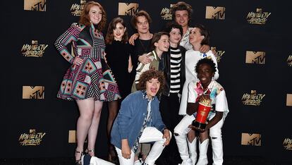 Foto de familia del reparto de Stranger Things, ganadores del premio al show del año.
