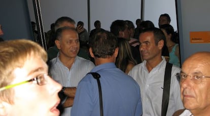 Enrique Crespo y Esteban Cuesta con Jos&eacute; A. Mart&iacute;nez Duato (de espaldas), en la Feria del Agua de Zaragoza en 2008.