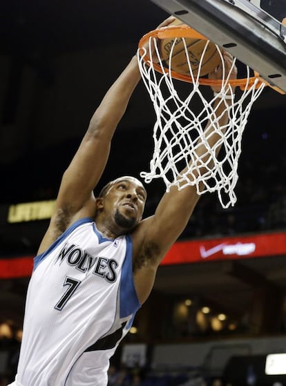 Derrick Williams, de los Timberwolces, se luce con un mate durante el encuentro ante New Orleans Hornets.