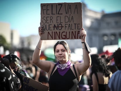 Una mujer muestra un cartel de protesta durante la movilización de colectivos sociales y feministas para conmemorar el Día Internacional de la Mujer en Buenos Aires (Argentina).