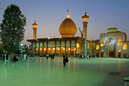 Perspectiva nocturna del mausoleo de Shah-e Cheragh.