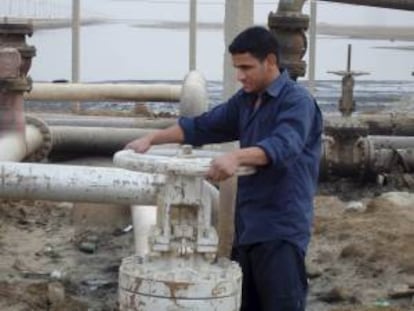 Un obrero trabaja en un oleoducto de una refinería del pueblo de Umm Quasar en Basora, Irak. EFE/Archivo