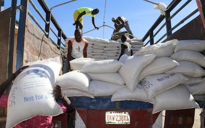 Descarga con camiones de ayuda alimentaria del PMA en Nigeria. 