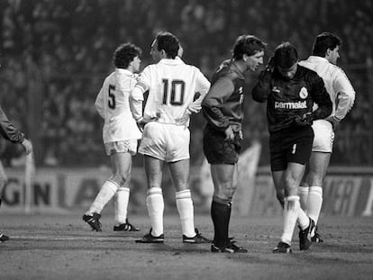 Paco Buyo se duele tras el impacto de un objeto en el Osasuna-Madrid de 1989 que se suspendió en el minuto 43.