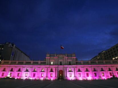 Vista del Palacio de la Moneda, iluminado de rosa el 1 de octubre para hacer un llamado para prevenir el cáncer de mama.