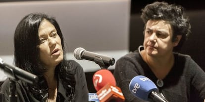 Barbara Kopple (a la izquierda), junto a la programadora de Zinebi Inés Intxausti, este lunes en Bilbao.