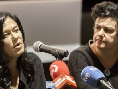 Barbara Kopple (a la izquierda), junto a la programadora de Zinebi Inés Intxausti, este lunes en Bilbao.