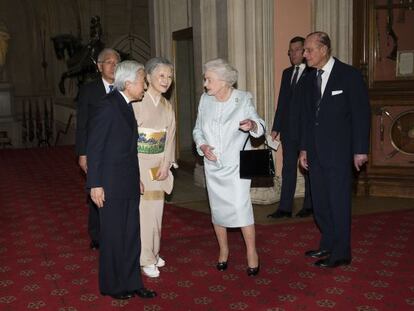 La reina Isabel II y su marido, el duque de Edimburgo, reciben a los emperadores de Japón, Akihito y Michiko, en el palacio de Windsor.
