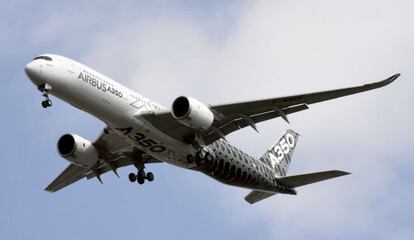 Un A350 de Airbus sobrevuela Tolosa.