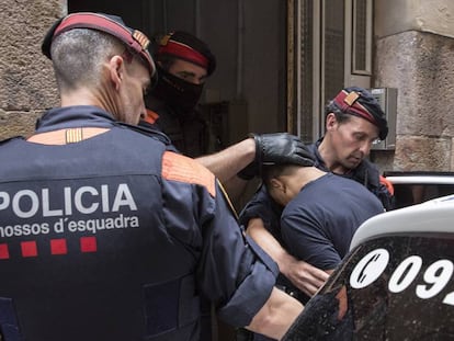 Un detenido en una operación contra un narcopiso en El Raval. 