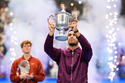 Alcaraz posa con el trofeo de campeón.